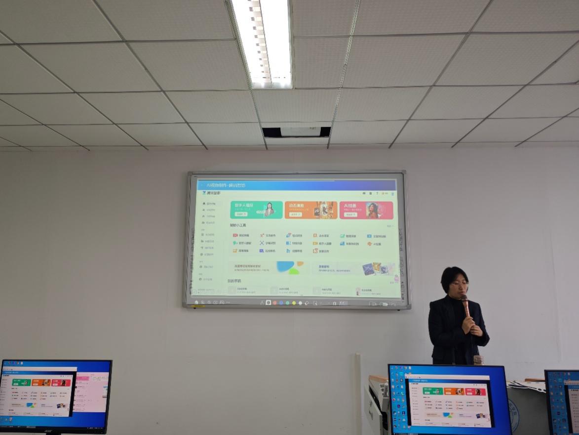 人们在房间里中度可信度描述已自动生成