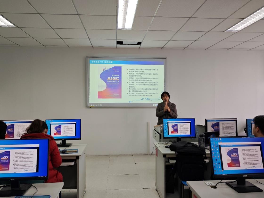 桌子上放满了不同类型的电脑低可信度描述已自动生成