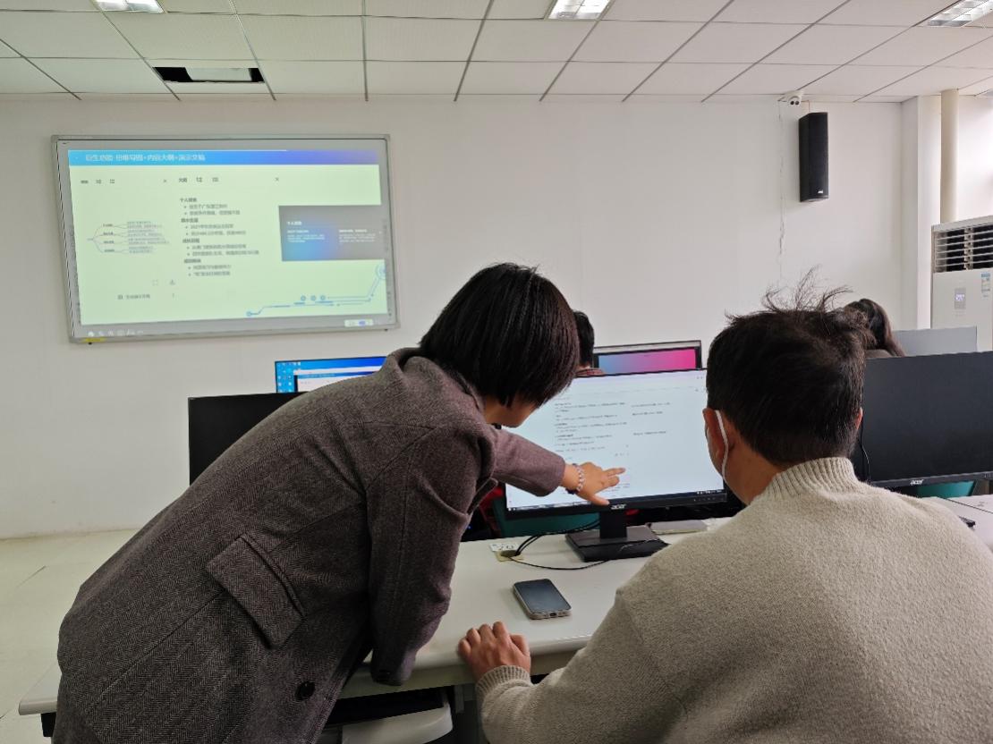 电脑前的男人低可信度描述已自动生成